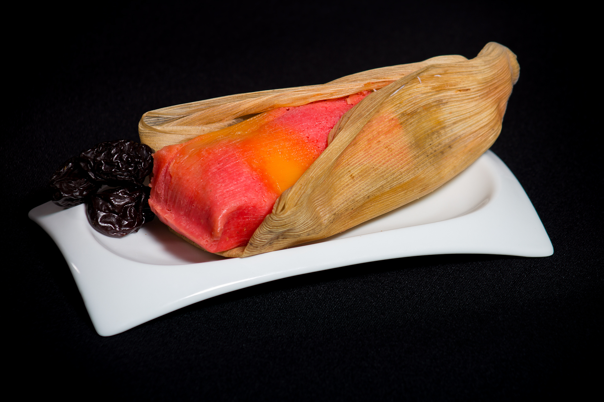 Tamal de dulce con ciruela pasa